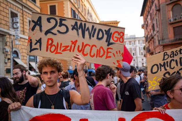 July 20, 2026, Rome, Rm, Italy: Hundreds gathered in front of the Interior Ministry to protest the death of Abderrahim Fakir during his arrest by two police officers. 25 years after the G8, police kill reads the sign. Rome Italy  - ZUMAg256 20260720_znp_g256_011 Copyright: xMarcoxDixGianvitox