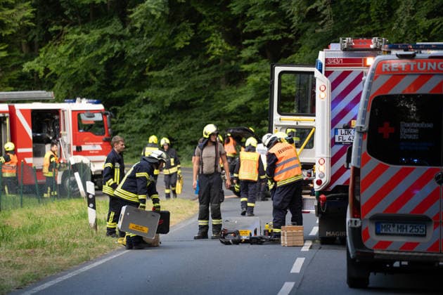 Am 20.07.2026 kam es auf einer Landstraße zwischen Leun-Bahnhof und Burgsolms zu einem tödlichen Frontalzusammenstoß. Ein 18-jähriger Autofahrer verlor in einer scharfen Kurve die Kontrolle über sein Fahrzeug und stieß mit dem entgegenkommenden Wagen einer 45-jährigen Frau zusammen, die mit ihren 10 und 12 Jahre alten Kindern unterwegs war. Ersthelfer retteten die beiden Kinder aus dem Wrack, die Feuerwehr befreite die Mutter mit hydraulischem Rettungsgerät, sie starb in der Nacht im Krankenhaus an ihren Verletzungen. Der 18-Jährige wurde schwer verletzt, rund 30 Einsatzkräfte der Feuerwehren Leun und Biskirchen waren im Einsatz. Die Unfallursache wird von der Polizei noch ermittelt.