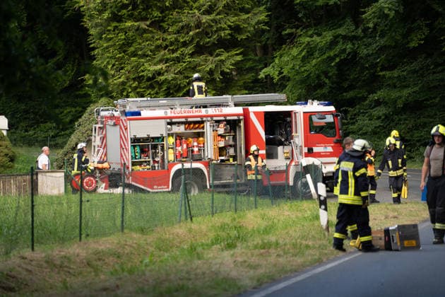 Am 20.07.2026 kam es auf einer Landstraße zwischen Leun-Bahnhof und Burgsolms zu einem tödlichen Frontalzusammenstoß. Ein 18-jähriger Autofahrer verlor in einer scharfen Kurve die Kontrolle über sein Fahrzeug und stieß mit dem entgegenkommenden Wagen einer 45-jährigen Frau zusammen, die mit ihren 10 und 12 Jahre alten Kindern unterwegs war. Ersthelfer retteten die beiden Kinder aus dem Wrack, die Feuerwehr befreite die Mutter mit hydraulischem Rettungsgerät, sie starb in der Nacht im Krankenhaus an ihren Verletzungen. Der 18-Jährige wurde schwer verletzt, rund 30 Einsatzkräfte der Feuerwehren Leun und Biskirchen waren im Einsatz. Die Unfallursache wird von der Polizei noch ermittelt.