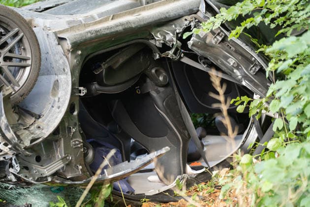 Am 20.07.2026 kam es auf einer Landstraße zwischen Leun-Bahnhof und Burgsolms zu einem tödlichen Frontalzusammenstoß. Ein 18-jähriger Autofahrer verlor in einer scharfen Kurve die Kontrolle über sein Fahrzeug und stieß mit dem entgegenkommenden Wagen einer 45-jährigen Frau zusammen, die mit ihren 10 und 12 Jahre alten Kindern unterwegs war. Ersthelfer retteten die beiden Kinder aus dem Wrack, die Feuerwehr befreite die Mutter mit hydraulischem Rettungsgerät, sie starb in der Nacht im Krankenhaus an ihren Verletzungen. Der 18-Jährige wurde schwer verletzt, rund 30 Einsatzkräfte der Feuerwehren Leun und Biskirchen waren im Einsatz. Die Unfallursache wird von der Polizei noch ermittelt.
