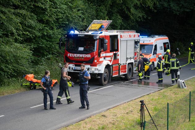 Am 20.07.2026 kam es auf einer Landstraße zwischen Leun-Bahnhof und Burgsolms zu einem tödlichen Frontalzusammenstoß. Ein 18-jähriger Autofahrer verlor in einer scharfen Kurve die Kontrolle über sein Fahrzeug und stieß mit dem entgegenkommenden Wagen einer 45-jährigen Frau zusammen, die mit ihren 10 und 12 Jahre alten Kindern unterwegs war. Ersthelfer retteten die beiden Kinder aus dem Wrack, die Feuerwehr befreite die Mutter mit hydraulischem Rettungsgerät, sie starb in der Nacht im Krankenhaus an ihren Verletzungen. Der 18-Jährige wurde schwer verletzt, rund 30 Einsatzkräfte der Feuerwehren Leun und Biskirchen waren im Einsatz. Die Unfallursache wird von der Polizei noch ermittelt.