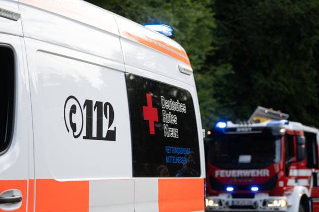Am 20.07.2026 kam es auf einer Landstraße zwischen Leun-Bahnhof und Burgsolms zu einem tödlichen Frontalzusammenstoß. Ein 18-jähriger Autofahrer verlor in einer scharfen Kurve die Kontrolle über sein Fahrzeug und stieß mit dem entgegenkommenden Wagen einer 45-jährigen Frau zusammen, die mit ihren 10 und 12 Jahre alten Kindern unterwegs war. Ersthelfer retteten die beiden Kinder aus dem Wrack, die Feuerwehr befreite die Mutter mit hydraulischem Rettungsgerät, sie starb in der Nacht im Krankenhaus an ihren Verletzungen. Der 18-Jährige wurde schwer verletzt, rund 30 Einsatzkräfte der Feuerwehren Leun und Biskirchen waren im Einsatz. Die Unfallursache wird von der Polizei noch ermittelt.