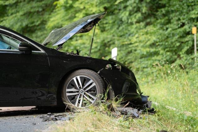 Am 20.07.2026 kam es auf einer Landstraße zwischen Leun-Bahnhof und Burgsolms zu einem tödlichen Frontalzusammenstoß. Ein 18-jähriger Autofahrer verlor in einer scharfen Kurve die Kontrolle über sein Fahrzeug und stieß mit dem entgegenkommenden Wagen einer 45-jährigen Frau zusammen, die mit ihren 10 und 12 Jahre alten Kindern unterwegs war. Ersthelfer retteten die beiden Kinder aus dem Wrack, die Feuerwehr befreite die Mutter mit hydraulischem Rettungsgerät, sie starb in der Nacht im Krankenhaus an ihren Verletzungen. Der 18-Jährige wurde schwer verletzt, rund 30 Einsatzkräfte der Feuerwehren Leun und Biskirchen waren im Einsatz. Die Unfallursache wird von der Polizei noch ermittelt.