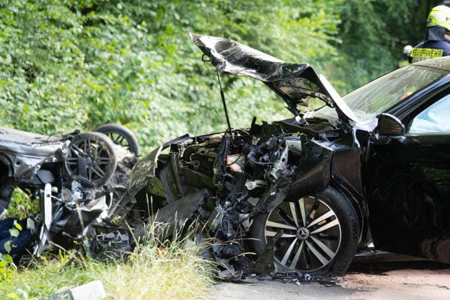Am 20.07.2026 kam es auf einer Landstraße zwischen Leun-Bahnhof und Burgsolms zu einem tödlichen Frontalzusammenstoß. Ein 18-jähriger Autofahrer verlor in einer scharfen Kurve die Kontrolle über sein Fahrzeug und stieß mit dem entgegenkommenden Wagen einer 45-jährigen Frau zusammen, die mit ihren 10 und 12 Jahre alten Kindern unterwegs war. Ersthelfer retteten die beiden Kinder aus dem Wrack, die Feuerwehr befreite die Mutter mit hydraulischem Rettungsgerät, sie starb in der Nacht im Krankenhaus an ihren Verletzungen. Der 18-Jährige wurde schwer verletzt, rund 30 Einsatzkräfte der Feuerwehren Leun und Biskirchen waren im Einsatz. Die Unfallursache wird von der Polizei noch ermittelt.