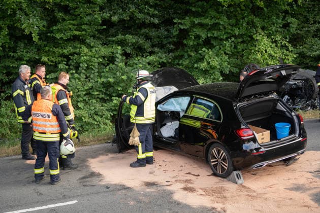 Am 20.07.2026 kam es auf einer Landstraße zwischen Leun-Bahnhof und Burgsolms zu einem tödlichen Frontalzusammenstoß. Ein 18-jähriger Autofahrer verlor in einer scharfen Kurve die Kontrolle über sein Fahrzeug und stieß mit dem entgegenkommenden Wagen einer 45-jährigen Frau zusammen, die mit ihren 10 und 12 Jahre alten Kindern unterwegs war. Ersthelfer retteten die beiden Kinder aus dem Wrack, die Feuerwehr befreite die Mutter mit hydraulischem Rettungsgerät, sie starb in der Nacht im Krankenhaus an ihren Verletzungen. Der 18-Jährige wurde schwer verletzt, rund 30 Einsatzkräfte der Feuerwehren Leun und Biskirchen waren im Einsatz. Die Unfallursache wird von der Polizei noch ermittelt.