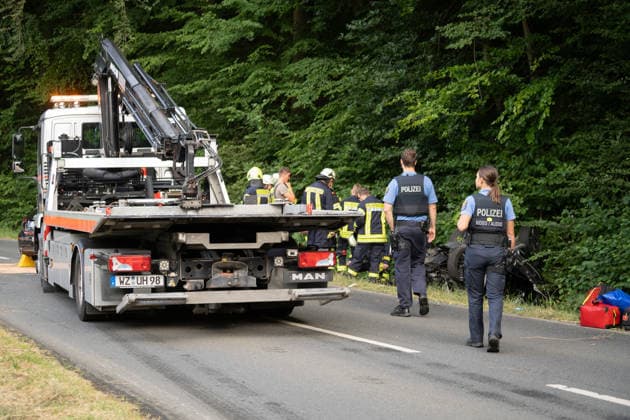 Am 20.07.2026 kam es auf einer Landstraße zwischen Leun-Bahnhof und Burgsolms zu einem tödlichen Frontalzusammenstoß. Ein 18-jähriger Autofahrer verlor in einer scharfen Kurve die Kontrolle über sein Fahrzeug und stieß mit dem entgegenkommenden Wagen einer 45-jährigen Frau zusammen, die mit ihren 10 und 12 Jahre alten Kindern unterwegs war. Ersthelfer retteten die beiden Kinder aus dem Wrack, die Feuerwehr befreite die Mutter mit hydraulischem Rettungsgerät, sie starb in der Nacht im Krankenhaus an ihren Verletzungen. Der 18-Jährige wurde schwer verletzt, rund 30 Einsatzkräfte der Feuerwehren Leun und Biskirchen waren im Einsatz. Die Unfallursache wird von der Polizei noch ermittelt.