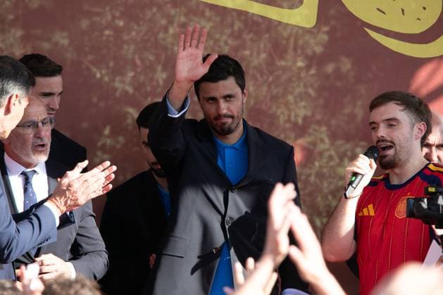 July 20, 2026, Madrid, Spain: Rodri, a player on the Spanish national team, waves at an event at the Moncloa Palace complex in Madrid..The Prime Minister, Pedro Sanchez, welcomes the Spanish national football team, winners of the 2026 FIFA World Cup, to the Moncloa Palace complex. Madrid Spain - ZUMAs197 20260720_aaa_s197_115 Copyright: xDavidxCanalesx