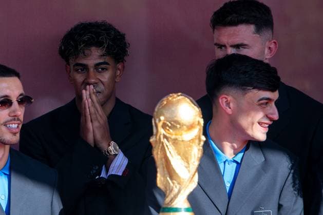 July 20, 2026, Madrid, Spain: Lamine Yamal, a player on the Spanish national team, observes the World Cup trophy at an event at the Moncloa Palace complex in Madrid..The Prime Minister, Pedro Sanchez, welcomes the Spanish national football team, winners of the 2026 FIFA World Cup, to the Moncloa Palace complex. Madrid Spain - ZUMAs197 20260720_aaa_s197_121 Copyright: xDavidxCanalesx