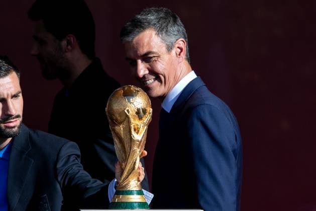 July 20, 2026, Madrid, Spain: The Prime Minister, Pedro Sanchez, observes the World Cup trophy at an event at the Moncloa Palace complex in Madrid..The Prime Minister, Pedro Sanchez, welcomes the Spanish national football team, winners of the 2026 FIFA World Cup, to the Moncloa Palace complex. Madrid Spain  - ZUMAs197 20260720_aaa_s197_127 Copyright: xDavidxCanalesx