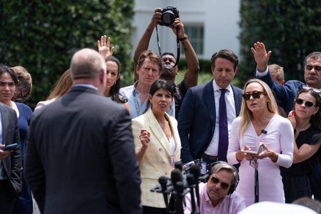 July 20, 2026, Washington, District Of Columbia, USA: Reporters ask questions of White House Border Czar Tom Homan as he speaks to the media outside the West Wing of the White House in Washington, DC, USA, on Monday, July 20, 2026. The Department of Homeland Security last week ordered immigration agents to temporarily halt most vehicle stops during deportation operations, according to a department official, after a fatal shooting of a man in Maine reignited concerns about the agency s tactics Washington USA - ZUMAs152 20260720_faa_s152_004 Copyright: xAaronxSchwartzx-xPoolxviaxCNPx