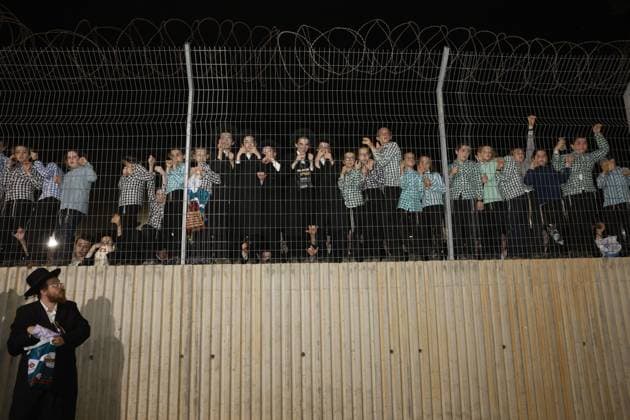 News Bilder des Tages #2 Ultra-Orthodox protesters demonstrate over arrest of alleged draft evader in Israel CFAR YONA, ISRAEL JULY 20, 2026: Ultra-Orthodox Jewish demonstrators, including members of the Gur Hasidic community, gather outside Military Prison 10 to protest the arrest of a Haredi man accused of evading compulsory military service. Organisers estimated that more than 20,000 people took part in the demonstration, which escalated into clashes and created hazardous conditions for journalists covering the event. Cfar Yona Israel Copyright: x xHilelxbenxorx xJNAxPressx