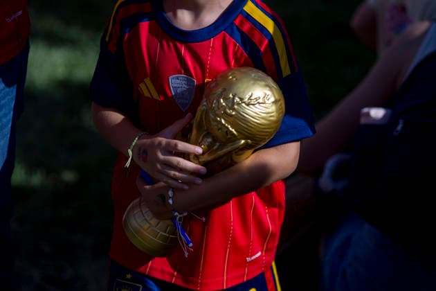 July 20, 2026, Madrid, Madrid, Spain: A child holds a plastic FIFA World Cup trophy in his arms during the reception for the Spanish national team at the Moncloa Palace in Madrid, the seat of the Spanish government, after they were crowned FIFA World Cup champions in 2026. Madrid Spain - ZUMAs296 20260720_znp_s296_003 Copyright: xLuisxSotox