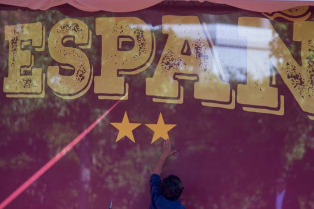 July 20, 2026, Madrid, Madrid, Spain: A protocol officer at Moncloa Palace repairs a star on the back of the stage during the reception for the Spanish national team at the Moncloa Palace in Madrid, the seat of the Spanish government, after they were crowned FIFA World Cup champions in 2026. Madrid Spain - ZUMAs296 20260720_znp_s296_005 Copyright: xLuisxSotox