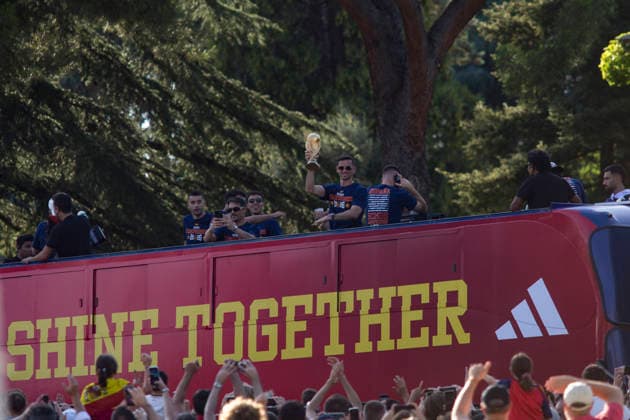 July 20, 2026, Madrid, Madrid, Spain: A player from the Spanish national team raises the FIFA World Cup trophy atop the team bus during the reception for the Spanish national team at the Moncloa Palace in Madrid, the seat of the Spanish government, after they were crowned FIFA World Cup champions in 2026. Madrid Spain  - ZUMAs296 20260720_znp_s296_008 Copyright: xLuisxSotox