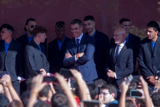 July 20, 2026, Madrid, Madrid, Spain: At the front, Pedro SoÂ¡nchez, President of the Government of Spain, with his arms crossed, alongside players of the Spanish national team during the reception for the Spanish national team at the Moncloa Palace in Madrid, the seat of the Spanish government, after they were crowned FIFA World Cup champions in 2026. Madrid Spain - ZUMAs296 20260720_znp_s296_009 Copyright: xLuisxSotox