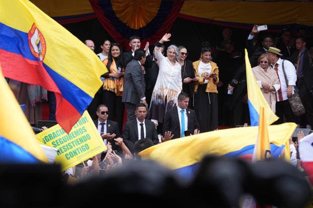 News Bilder des Tages #2 Colombia s Independence Day Parade in Bogota BOGOTA, COLOMBIA - JULY 20: Colombian President Gustavo Petro is seen during the Independence Day military parade in Bogota, Colombia, on July 20, 2026. Petro said the ceremony would mark his final public appearance before leaving office. During the event, a crowd breached the first security perimeter and surged toward the main stage, while a group of demonstrators surrounded and verbally harassed members of the press. Several people climbed onto the platform designated for journalists, prompting reporters from multiple media outlets to report insufficient crowd-control measures and to leave the area under escort by the Colombian National Police. Juancho Torres Anadolu Bogota Colombia. Editoria  Copyright: x2026xAnadoluxJuanchoxTorresx