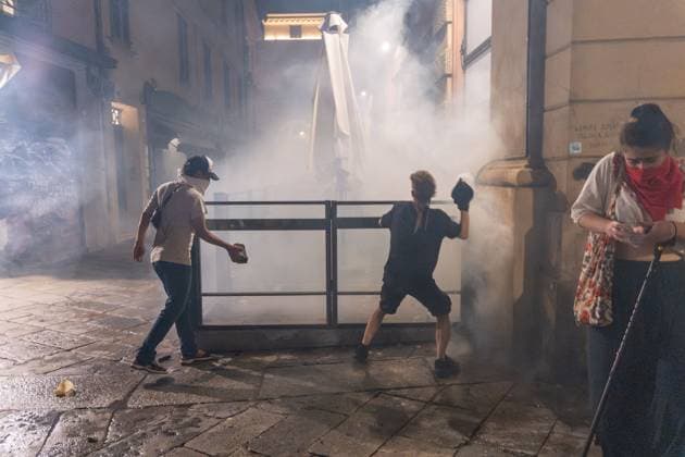 Clashes erupt after rally over death of Abderrahim Fakir in Bologna BOLOGNA, ITALY JULY 21, 2026: Clashes erupt between demonstrators and police following a peaceful gathering called by Bologna Mayor Matteo Lepore and the family of Abderrahim Fakir, a 43-year-old Italian-Moroccan man who died during a police arrest. Protesters later gather in Piazza Roosevelt outside the Prefecture headquarters, where tensions escalate into confrontations lasting more than two hours. Bologna Italy Copyright: x xLeonardoxGaravagliax xJNAxPressx