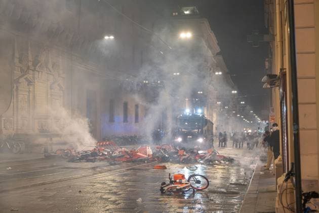 Clashes erupt after rally over death of Abderrahim Fakir in Bologna BOLOGNA, ITALY JULY 21, 2026: Clashes erupt between demonstrators and police following a peaceful gathering called by Bologna Mayor Matteo Lepore and the family of Abderrahim Fakir, a 43-year-old Italian-Moroccan man who died during a police arrest. Protesters later gather in Piazza Roosevelt outside the Prefecture headquarters, where tensions escalate into confrontations lasting more than two hours. Bologna Italy Copyright: x xLeonardoxGaravagliax xJNAxPressx
