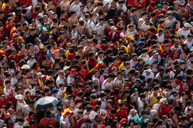 IPA86854030 - MADRID, SPAIN July 20, 2026: Spanish fans celebrate the national team s victory in the 2026 FIFA World Cup Final at Plaza de Cibeles in central Madrid. Thousands of fans wave Spanish flags, wear the national colors, and fill the iconic square with chants and celebrations as crowds gather at Madrid™s traditional landmark for soccer celebrations.  Copyright: xFrancescoxMilitelloxMirtox xx 86854030