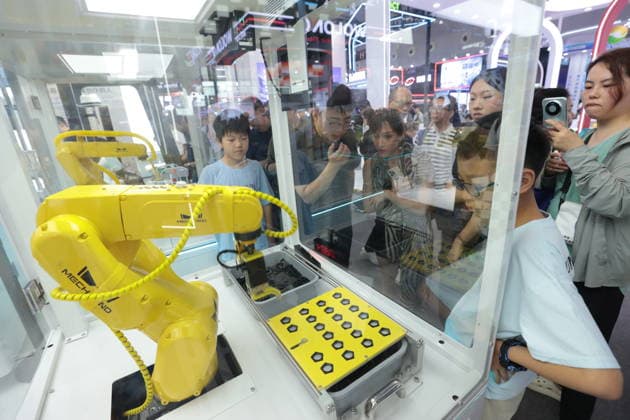 SHANGHAI, CHINA - JULY 20: Visitors view a demonstration of high-speed disordered feeding of small parts by a Mech-Mind Robotics robot during the World Artificial Intelligence Conference on July 20, 2026 in Shanghai, China. The 2026 World AI Conference and High-Level Meeting on Global AI Governance scheduled from July 17 to July 20 showcases exhibitions of smart devices, AI plus culture and entertainment experiences, and a wide range of cutting-edge AI products, among which a range of humanoid robots and AI-powered dexterous hands as one of the highlights.  Copyright: xChinaxNewsxServicex 111655401693
