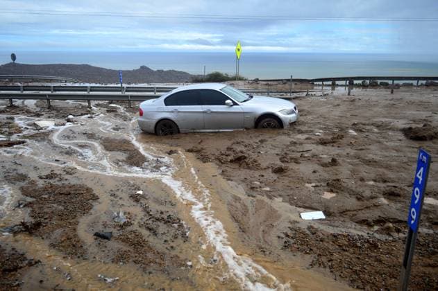 La Serena, July 20, 2026 A mudslide and rockfall cut Chile in two at km 499 of Route 5 North. The Route del Algarrobo concessionaire is using heavy machinery to reopen at least one lane. Alejandro Pizarro Aton Chile, CHILE Aton 1174287  Copyright: AlejandroxPizarro AtonxChile