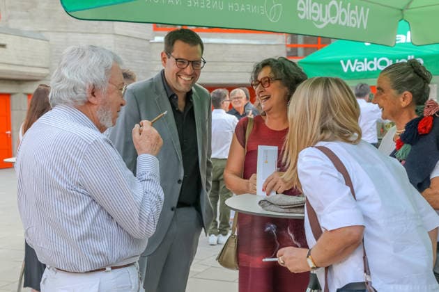 20.07.2026, Kulturzentrum Güssing BGLD, Finale des burgenländischen Kabarettpreises 2026 beim Kultur Sommer Güssing, Vier Kandidaten treten an um das Preisgeld zu gewinnen im Bild: Florian Roehlich, -mit Besucherinnen u. Besucher, Finale des burgenländischen Kabarettpreises 2026 beim Kultur Sommer Güssing *** July 20, 2026, Güssing Cultural Center, Burgenland, Finals of the 2026 Burgenland Cabaret Award at the Güssing Summer of Culture; four candidates compete for the prize money. Pictured: Florian Roehlich with visitors; finals of the 2026 Burgenland Cabaret Award at the Güssing Summer of Culture