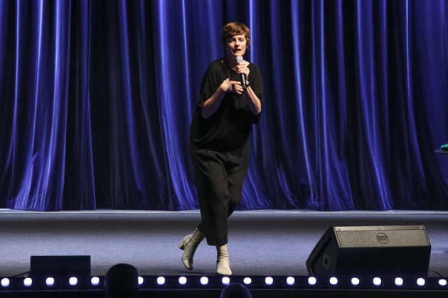 20.07.2026, Kulturzentrum Güssing BGLD, Finale des burgenländischen Kabarettpreises 2026 beim Kultur Sommer Güssing, Vier Kandidaten treten an um das Preisgeld zu gewinnen im Bild: -live a d Bühne, Michaela Obertscheider, Finale des burgenländischen Kabarettpreises 2026 beim Kultur Sommer Güssing *** July 20, 2026, Güssing Cultural Center, Burgenland, the finals of the 2026 Burgenland Cabaret Award at the Güssing Summer Culture Festival; four candidates compete for the prize money, pictured live on stage, Michaela Obertscheider, Final of the 2026 Burgenland Cabaret Award at the Güssing Summer Culture Festival