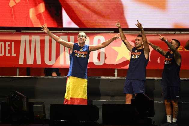 The Spanish National Soccer Team Celebrates the World Cup with a Huge Party at Cibeles Marcos Llorente during the World Cup celebration at Cibeles on July 20, 2026, in Madrid, Spain. The Spanish national soccer team celebrated its second World Cup title in Madrid in front of two million fans, who braved the heat to celebrate the latest success of Luis de la Fuente’s team at a closing celebration in Plaza de Cibeles that put the finishing touch on 24 unforgettable hours. JULY 21, 2026, Madrid, Spain  Copyright: xOscarxOrtizx 7678497