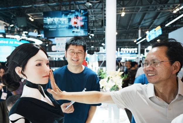 News Bilder des Tages #2 SHANGHAI, CHINA - JULY 20: A visitor touches the bionic skin of a humanoid robot during the 2026 World AI Conference on July 20, 2026 in Shanghai, China. The conference showcases latest advancements in artificial intelligence and robotics technologies.  Copyright: xVCGx 111655410359