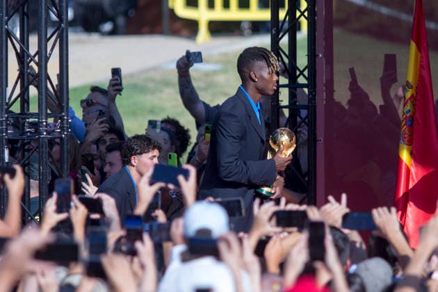 July 20, 2026, Madrid, Spain: Nico Williams, a player on the Spanish national football team, holds the World Cup trophy during the reception for the Spanish national team at the Moncloa Palace in Madrid, the seat of the Spanish government, after they were crowned FIFA World Cup champions in 2026. Madrid Spain  - ZUMAs197 20260720_aaa_s197_251 Copyright: xLuisxSotox