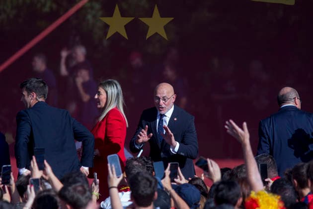 July 20, 2026, Madrid, Spain: Luis de la Fuente, the national team coach, speaks to the public during the reception held for the Spanish national team at the Moncloa Palace, the seat of the Spanish government in Madrid, after they were crowned FIFA World Cup champions in 2026. Madrid Spain - ZUMAs197 20260720_aaa_s197_253 Copyright: xLuisxSotox