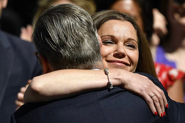 July 20, 2026, London, United Kingdom: Keir Starmer British resigning prime minister embraces his wife Victoria Stamer outside 10 Downing Street in London. London United Kingdom  - ZUMAs197 20260720_aaa_s197_260 Copyright: xBeresfordxHodgex