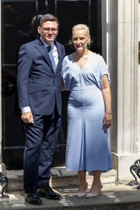 Andy Burnham becomes UK Prime Minister in London - 20 Jul 2026 UK Prime Minister Andy Burnham and wife Marie-France van Heel pose for photos outsite No.10 Downing Street. London United Kingdom Copyright: xPhilxLewisx xSOPAxImagesx AndyBurhamMarieFranceNo10-6842