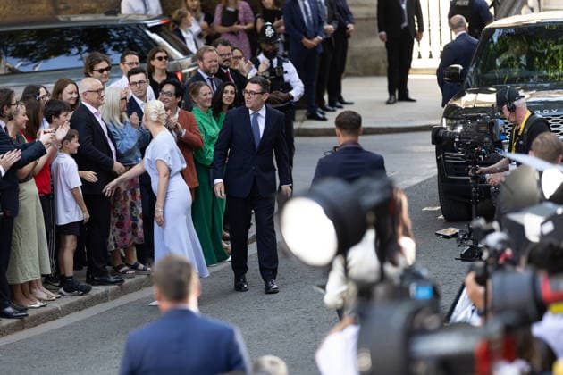 Andy Burnham becomes UK Prime Minister in London - 20 Jul 2026 UK Prime Minister Andy Burnham and wife Marie-France van Heel arrive and greet friends and foamily at No.10 Downing Street. London United Kingdom Copyright: xPhilxLewisx xSOPAxImagesx AndyBurhamMarieVanHeelArrivalGreet-6307
