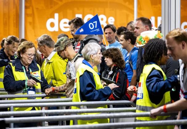 NIJMEGEN - Walkers start at the Wedren on the first walking day of the Four Days Marches. The first walkers set off at 4:00 AM on the route through the Betuwe, also known as the Day of Elst. ANP SEM VAN DER WAL netherlands out - belgium out  Copyright: xx x563968832x originalFilename: 563968832.jpg