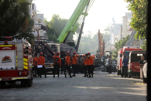 Massive explosion hits housing complex in Indonesia’s North Sumatra MEDAN, NORTH SUMATRA, INDONESIA - JULY 21: Police officers and a joint search-and-rescue team are at the scene in the Grand Polonia complex following a powerful explosion in Medan, North Sumatra, Indonesia, on July 21, 2026. The massive explosion, caused by a gas leak from an underground pipe, resulted in one fatality, left three people awaiting evacuation, and damaged five houses. Risky Cahyadi Anadolu Medan Indonesia. Editorial use only. Please get in touch for any other usage.  Copyright: x2026xAnadoluxRiskyxCahyadix