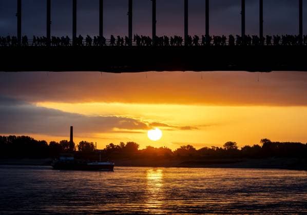 NIJMEGEN - Walkers cross the Waal Bridge on the first day of the Four Days Marches. The first walkers set off at 4:00 AM on the route through the Betuwe, also known as the Day of Elst. ANP SEM VAN DER WAL netherlands out - belgium out  Copyright: xx x563970596x originalFilename: 563970596.jpg