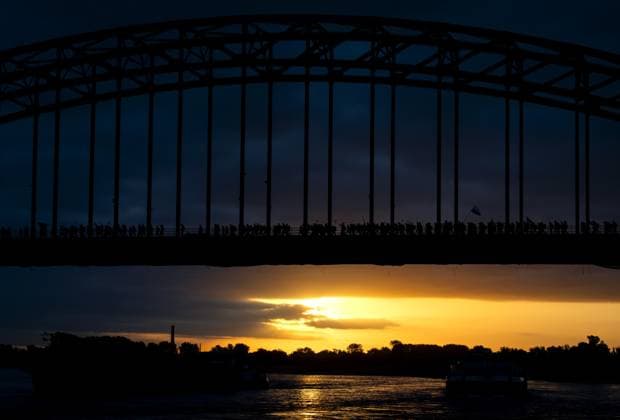 NIJMEGEN - Walkers cross the Waal Bridge on the first day of the Four Days Marches. The first walkers set off at 4:00 AM on the route through the Betuwe, also known as the Day of Elst. ANP SEM VAN DER WAL netherlands out - belgium out  Copyright: xx x563970605x originalFilename: 563970605.jpg