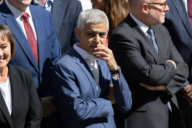 Keir Starmer departs as outgoing UK Prime Minister, Downing Street, London, London Mayor, Sadiq Khan, joins members of staff as they wait for Sir Keir Starmer to give his departing speech as outgoing Prime Minister, Downing Street, London London United Kingdom Copyright: xPhilxLewisx xSOPAxImagesx SadiqKhan-5778