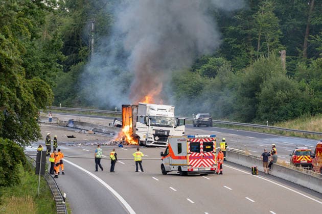 News Bilder des Tages #2 LKW brennt nach Unfall auf A3 bei Seligenstadt aus Vollsperrung über Nacht Sachschaden über 60000 Euro Am 20.07.2026 ereignete sich gegen 19.50 Uhr auf der Autobahn 3 bei Seligenstadt in Fahrtrichtung Frankfurt ein schwerer Verkehrsunfall, bei dem ein Lastwagen in Brand geriet. Ein 58 Jahre alter LKW-Fahrer geriet aus bislang ungeklärter Ursache auf die Gegenfahrspur und kollidierte mit dem Seat einer 50-Jährigen, der Lastwagen prallte gegen die Betonmittelleitwand und der Anhänger brannte vollständig aus. Beide Beteiligten erlitten leichte Verletzungen und wurden in Krankenhäuser gebracht, nach Angaben der Polizeiautobahnstation Südosthessen könnte ein medizinischer Notfall des LKW-Fahrers unfallursächlich gewesen sein. D
