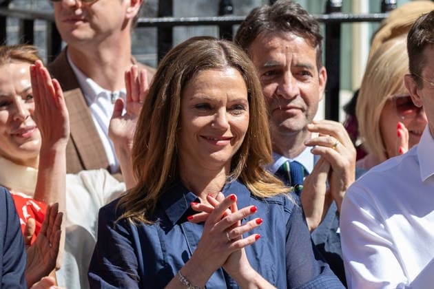 July 20, 2026, London, United Kingdom: Victoria Starmer joins members of staff, outside No.10, as they listen to Sir Keir Starmer s departing speech as outgoing Prime Minister, Downing Street, London London United Kingdom  - ZUMAs197 20260720_aaa_s197_432 Copyright: xPhilxLewisx