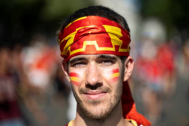 News Bilder des Tages #2 July 20, 2026, Madrid, Spain: A portrait of a young Spanish football fan wearing a red and yellow headband and national flag face paint during the team s World Cup victory parade. An estimated two million people flooded the capital s streets to welcome the squad following their 1-0 win against Argentina in the 2026 FIFA World Cup final. Madrid Spain  - ZUMAs197 20260720_aaa_s197_442 Copyright: xMiguelxCandelax