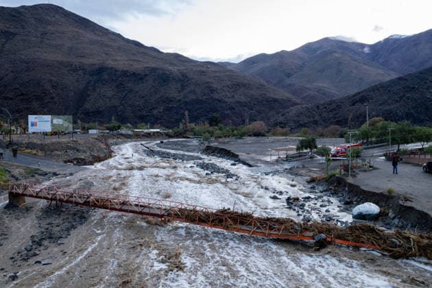 Severe storm leaves communities isolated in Alto del Carmen ALTO DEL CARMEN, CHILE - JULY 20: An aerial view shows floodwaters rushing through a ravine in the town of Alto del Carmen after a severe storm left the area isolated, in Alto del Carmen, Chile, on July 20, 2026. The storm, which has affected Chile since July 15, blocked roads, left nearly 100,000 people isolated and affected around 2,200 others, according to the government. The desert regions of Coquimbo and Atacama were among the hardest hit, with swollen rivers cutting off access to several communities. President Jose Antonio Kast declared a state of catastrophe to facilitate the deployment of the armed forces and accelerate relief efforts in the affected areas. Lucas Aguayo Ara  Copyright: x2026xAnadoluxLucasxAguayoxAraosx