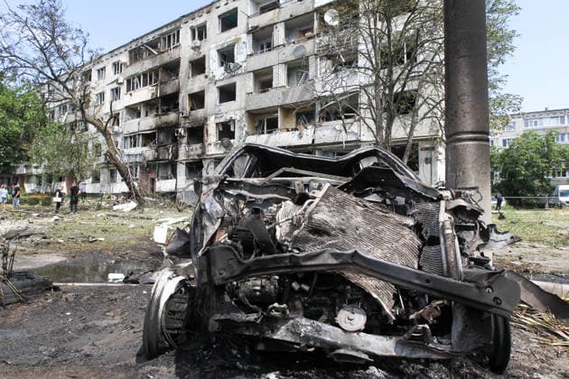 A burnt-out car is outside a five-storey apartment block that was severely damaged by a Russian strike with an upgraded guided aerial bomb on a residential quarter in Pavlohrad, Dnipropetrovsk region, Ukraine, July 20, 2026. (Photo by Mykola Miakshykov Ukrinform) Russian troops hit residential area in Pavlohrad with guided bomb  Copyright: xMykolaxMiakshykovx