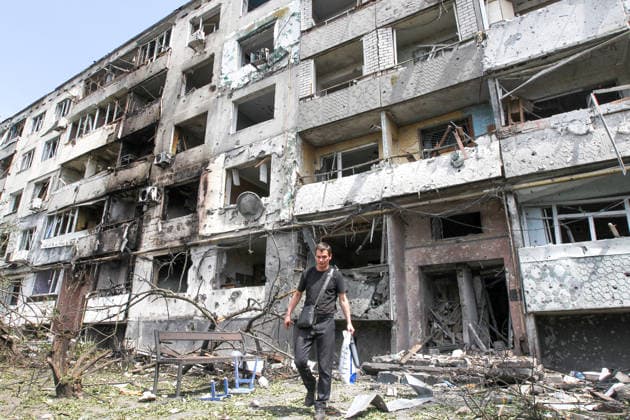 A man leaves an apartment block that was severely damaged by a Russian strike with an upgraded guided aerial bomb on a residential quarter in Pavlohrad, Dnipropetrovsk region, Ukraine, July 20, 2026. (Photo by Mykola Miakshykov Ukrinform) Russian troops hit residential area in Pavlohrad with guided bomb  Copyright: xMykolaxMiakshykovx