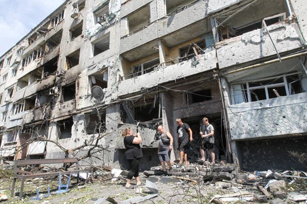 A woman captures three men with a smartphone leaving a five-storey apartment block that was severely damaged by a Russian strike with an upgraded guided aerial bomb on a residential quarter in Pavlohrad, Dnipropetrovsk region, Ukraine, July 20, 2026. (Photo by Mykola Miakshykov Ukrinform) Russian troops hit residential area in Pavlohrad with guided bomb  Copyright: xMykolaxMiakshykovx