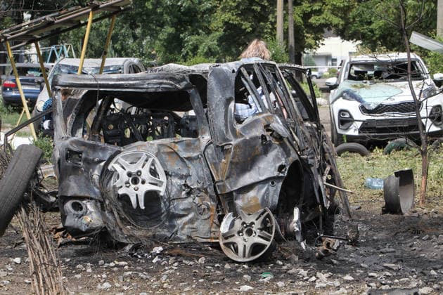 A car is damaged by a Russian strike with an upgraded guided aerial bomb on a residential quarter in Pavlohrad, Dnipropetrovsk region, Ukraine, July 20, 2026. (Photo by Mykola Miakshykov Ukrinform) Russian troops hit residential area in Pavlohrad with guided bomb  Copyright: xMykolaxMiakshykovx