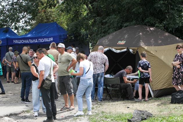 Residents queue at the emergency response headquarters to file applications for recording property damage and to receive first aid outside a five-storey apartment block that was severely damaged by a Russian strike with an upgraded guided aerial bomb on a residential quarter in Pavlohrad, Dnipropetrovsk region, Ukraine, July 20, 2026. (Photo by Mykola Miakshykov Ukrinform) Russian troops hit residential area in Pavlohrad with guided bomb  Copyright: xMykolaxMiakshykovx
