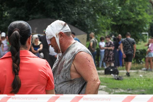 An injured man with a bandaged head stands outside a five-storey apartment block that was severely damaged by a Russian strike with an upgraded guided aerial bomb on a residential quarter in Pavlohrad, Dnipropetrovsk region, Ukraine, July 20, 2026. (Photo by Mykola Miakshykov Ukrinform) Russian troops hit residential area in Pavlohrad with guided bomb  Copyright: xMykolaxMiakshykovx