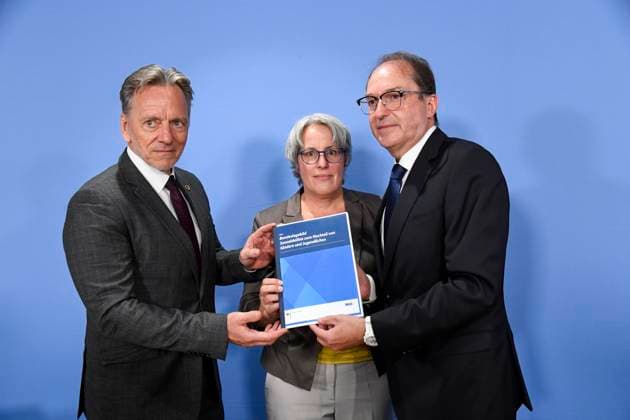 ABB BPK- Holger Muench, Praesident des Bundeskriminalamtes (BKA) Kerstin Claus Unabhaengige Bundesbeauftragte gegen sexuellen Missbrauch von Kindern und Jugendlichen (UBSKM) Bundesminister des Innern Alexander Dobrindt CSU Politiker bei der Vorstellung des Bundeslagebild Sexualdelikte zum Nachteil von Kindern und Jugendlichen 2025 Bericht auf der BPK Berlin Bundespressekonferenz in Berlin am 21.07.2026 Berlin Deutschland *** ABB BPK Holger Muench, President of the Federal Criminal Police Office (BKA) Kerstin Claus, Independent Federal Commissioner Against Sexual Abuse of Children and Adolescents (UBSKM), and Federal Minister of the Interior Alexander Dobrindt, a CSU politician, at the presentation of the 2025 Federal Report on Sexual Offen